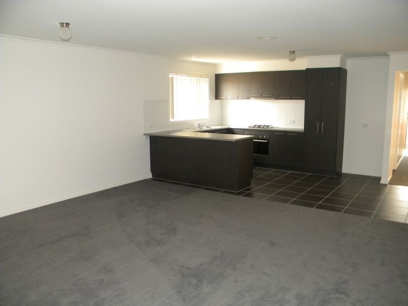 2/40 Army Road, Pakenham VIC 3810