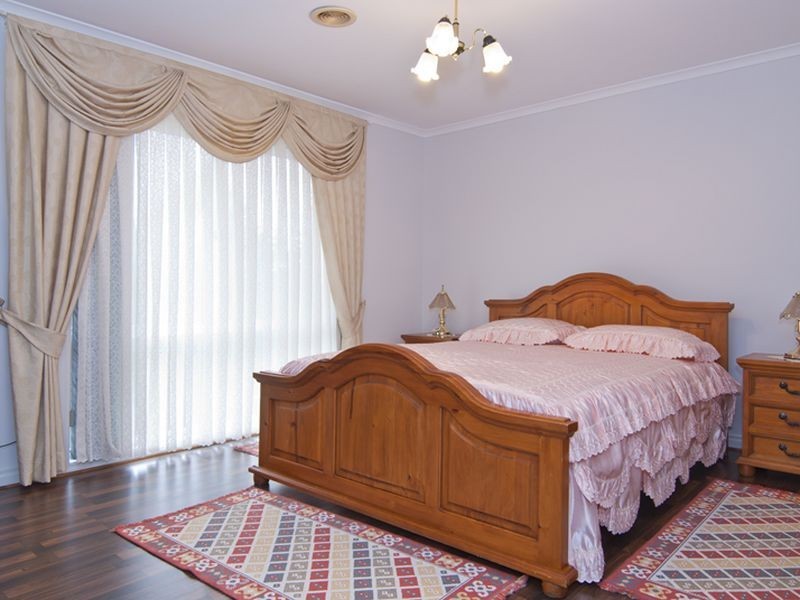 10 Hanna Drive, Endeavour Hills VIC 3802