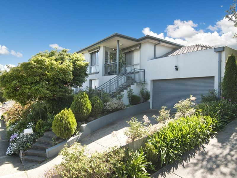 135 Gleneagles Drive, Endeavour Hills VIC 3802