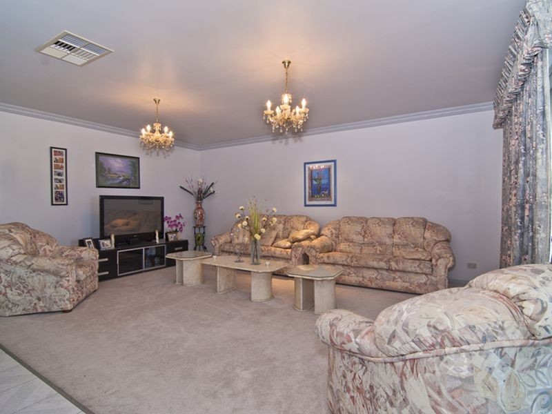 135 Gleneagles Drive, Endeavour Hills VIC 3802