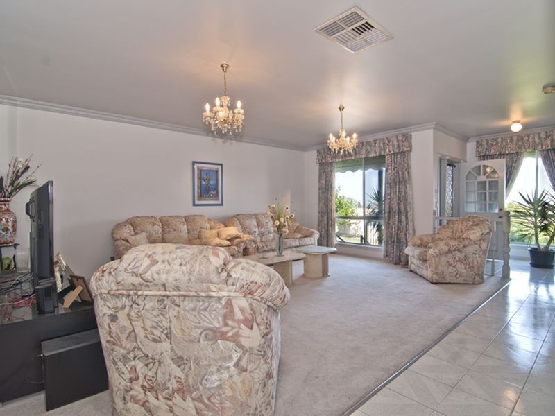 135 Gleneagles Drive, Endeavour Hills VIC 3802
