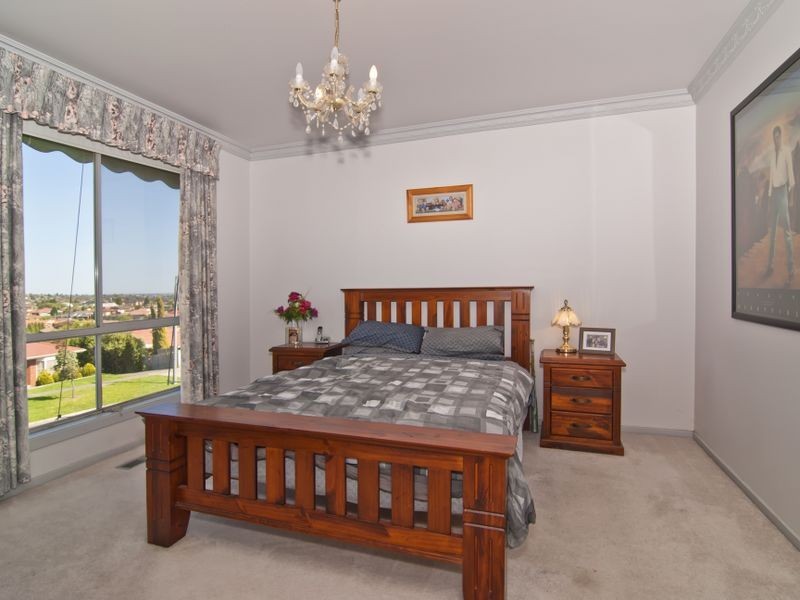 135 Gleneagles Drive, Endeavour Hills VIC 3802