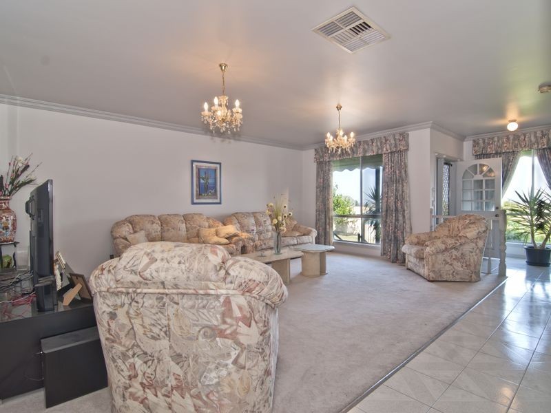 135 Gleneagles Drive, Endeavour Hills VIC 3802