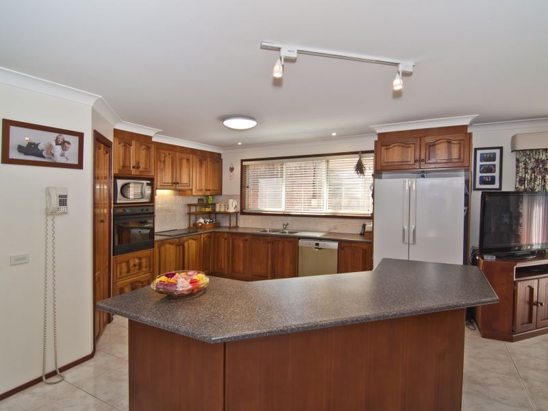 58 Joseph Banks Crescent, Endeavour Hills VIC 3802