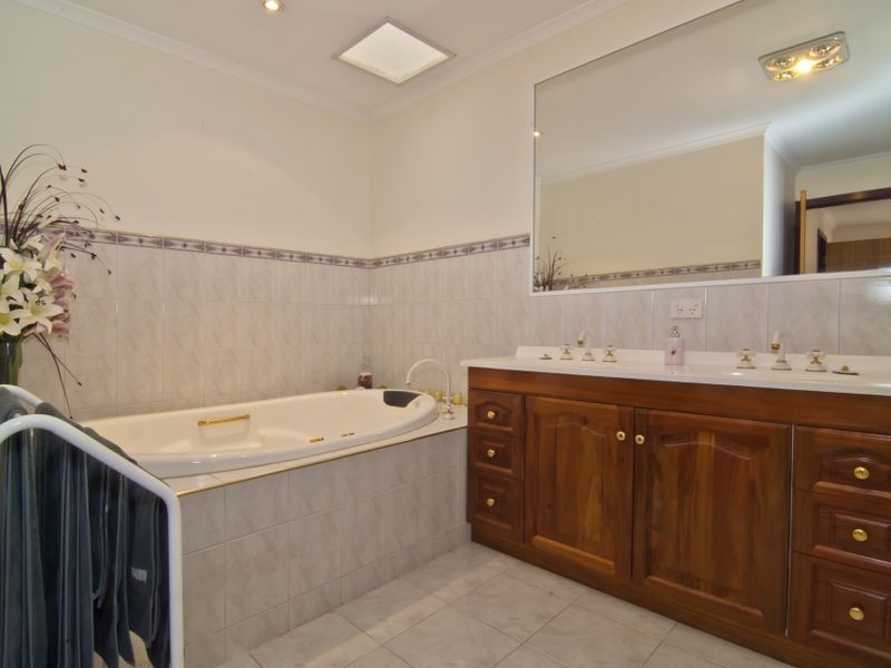 58 Joseph Banks Crescent, Endeavour Hills VIC 3802