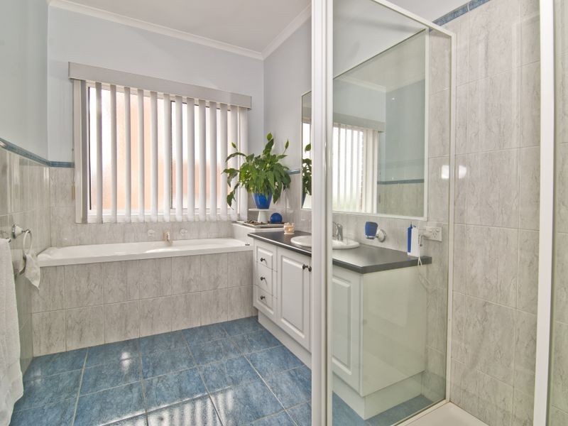 136 David Collins Drive, Endeavour Hills VIC 3802