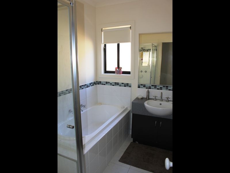 1/103 Army Road, Pakenham VIC 3810