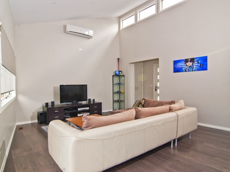 43A Robert Molyneux Avenue, Endeavour Hills VIC 3802