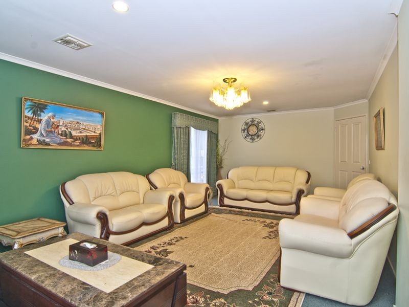 16 Canterbury Close, Narre Warren VIC 3805