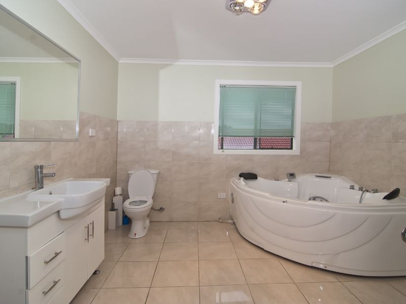 16 Canterbury Close, Narre Warren VIC 3805