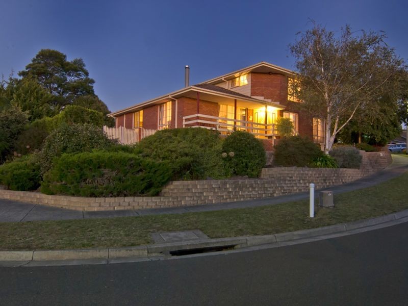 24 Huxley Crescent, Endeavour Hills VIC 3802