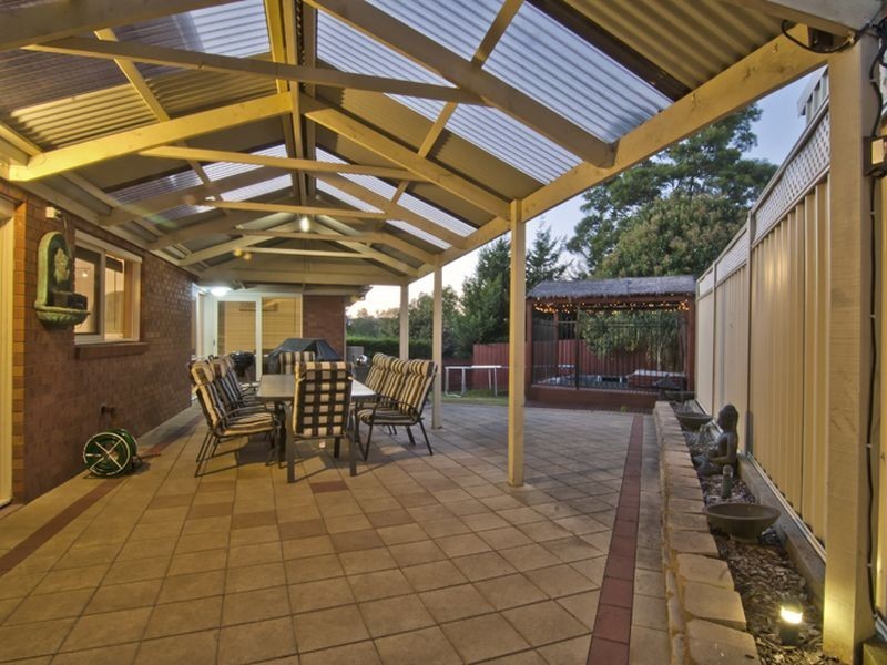 24 Huxley Crescent, Endeavour Hills VIC 3802