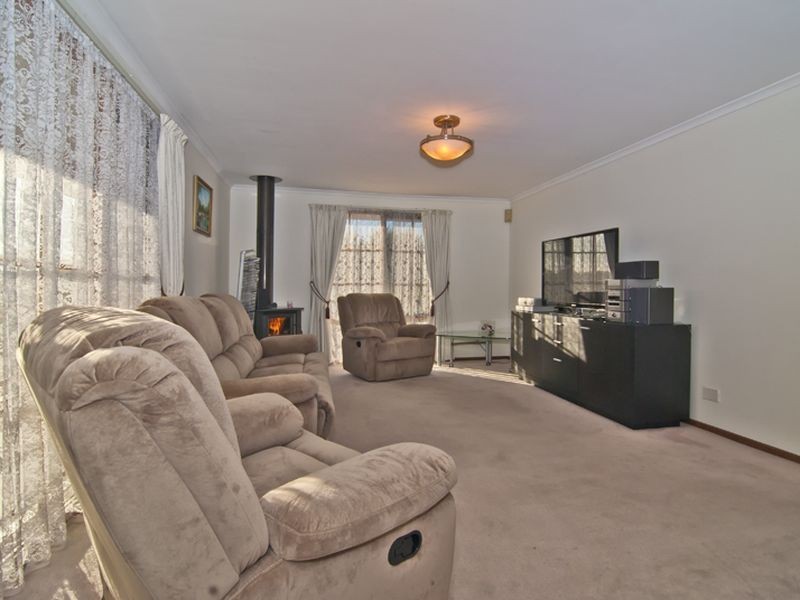 24 Huxley Crescent, Endeavour Hills VIC 3802
