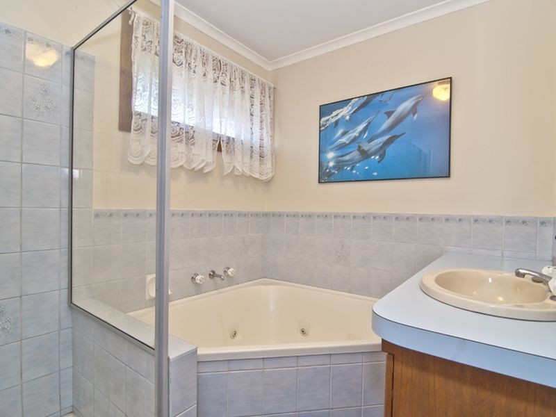24 Huxley Crescent, Endeavour Hills VIC 3802
