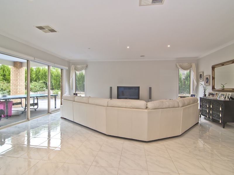 17 Orbison Court, Endeavour Hills VIC 3802