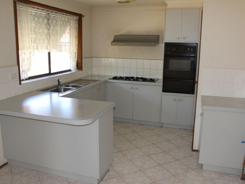 8 Kanumbra Court, Hallam VIC 3803