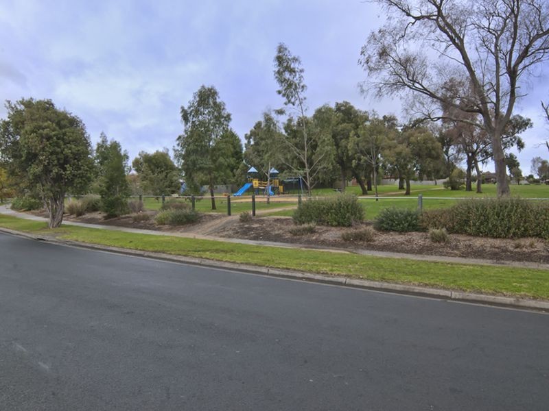 32 Cliffton Way, Endeavour Hills VIC 3802
