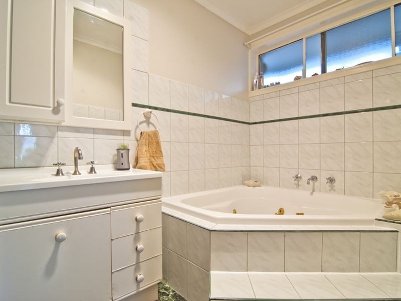 14 Isaac Smith Crescent, Endeavour Hills VIC 3802