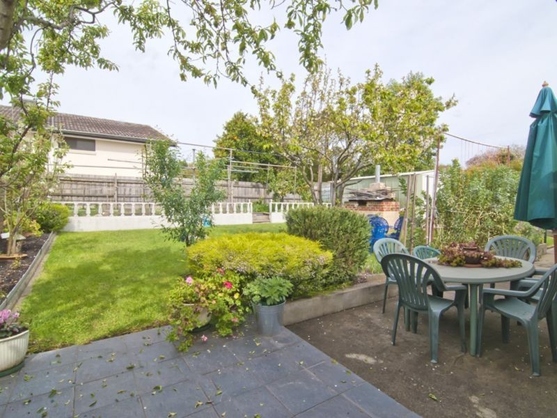14 Isaac Smith Crescent, Endeavour Hills VIC 3802