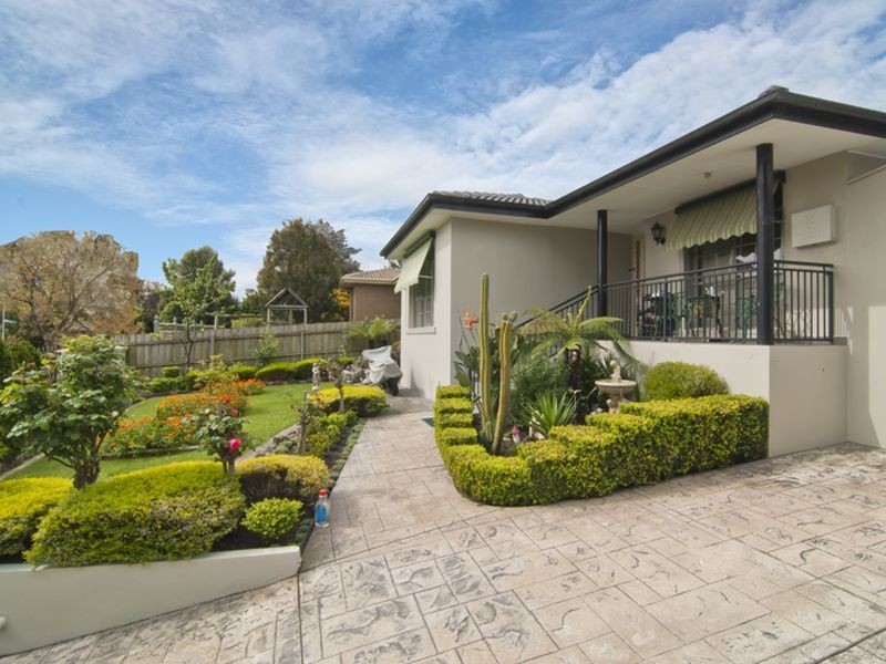 14 Isaac Smith Crescent, Endeavour Hills VIC 3802