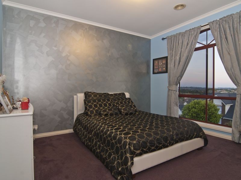 22 Sienna Crescent, Endeavour Hills VIC 3802