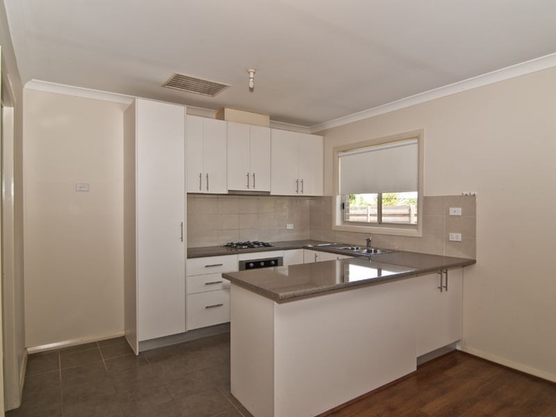 2/27 Louis Street, Doveton VIC 3177