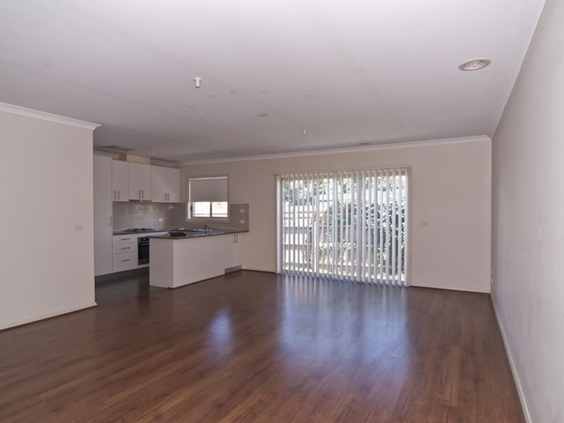 2/27 Louis Street, Doveton VIC 3177