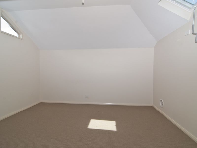 2/27 Louis Street, Doveton VIC 3177