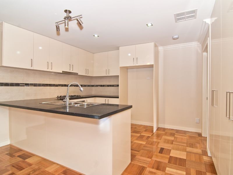 102 Chalcot Drive, Endeavour Hills VIC 3802