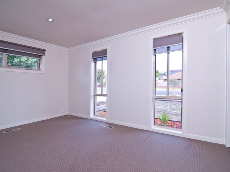102 Chalcot Drive, Endeavour Hills VIC 3802