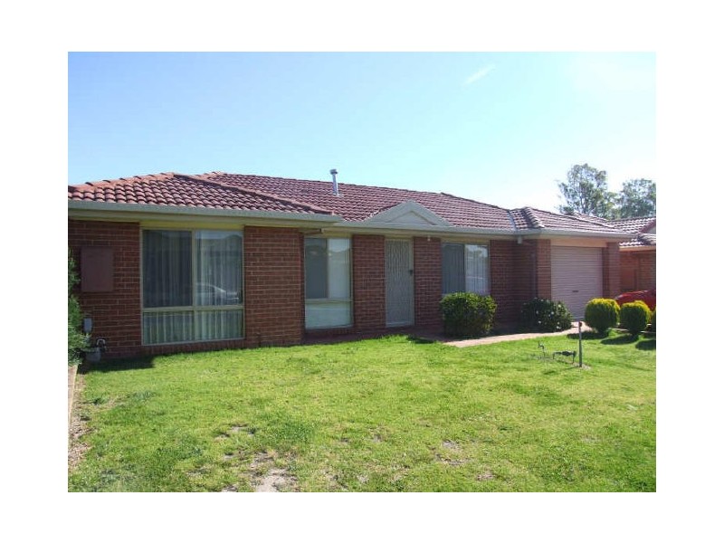 16 The Eyrie, Hampton Park VIC 3976