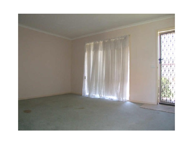 16 The Eyrie, Hampton Park VIC 3976