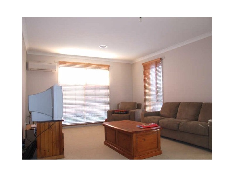 8 Fouz Mews, Cranbourne East VIC 3977