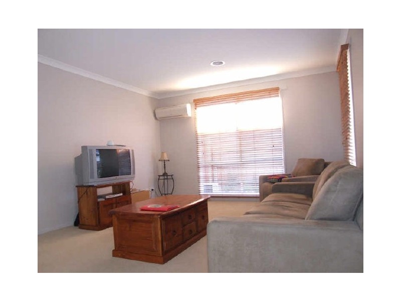 8 Fouz Mews, Cranbourne East VIC 3977