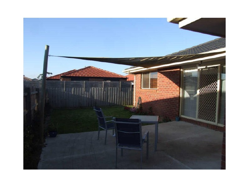 8 Fouz Mews, Cranbourne East VIC 3977