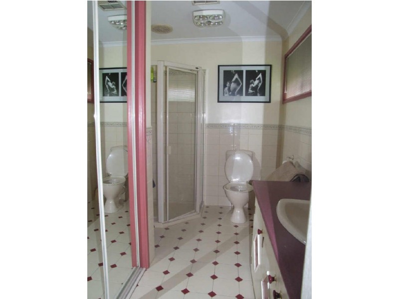 - Somerset Drive, Dandenong North VIC 3175