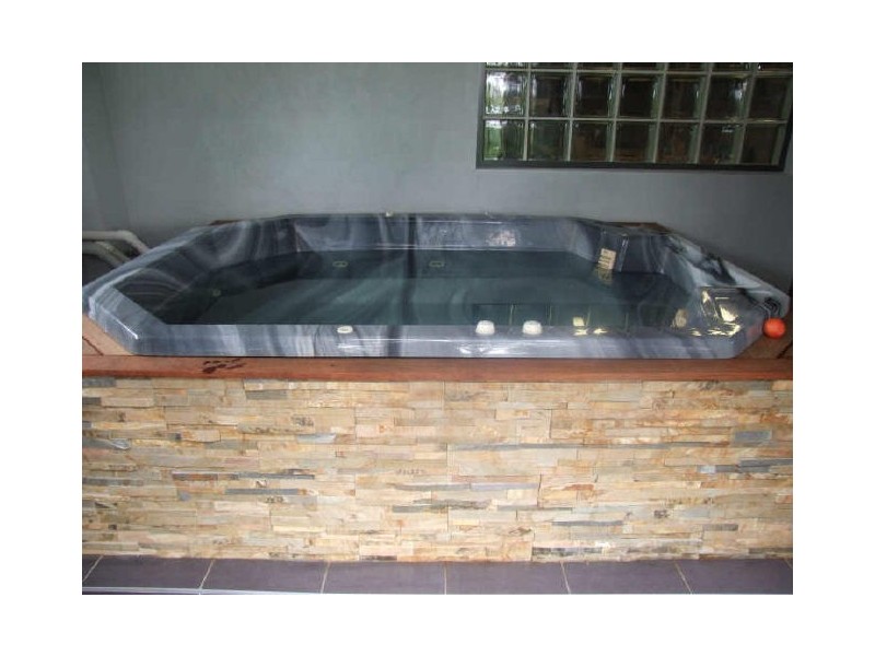 - Somerset Drive, Dandenong North VIC 3175