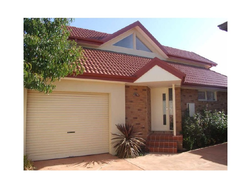 2/4 Lockington Crescent, Dandenong North VIC 3175