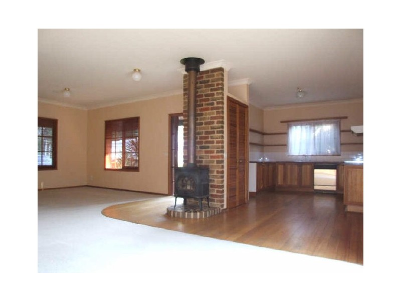 16 Toomuc Valley Road, Pakenham VIC 3810