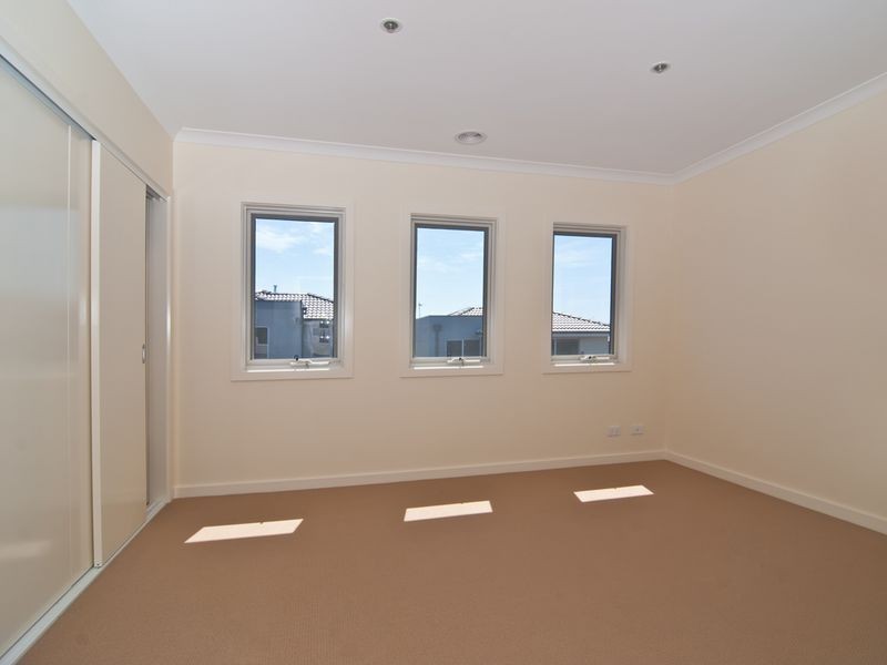 9/6-8 Innes Court, Berwick VIC 3806