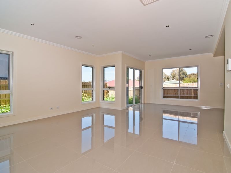 9/6-8 Innes Court, Berwick VIC 3806