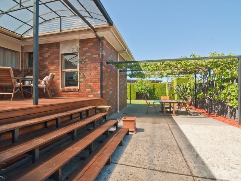 14 Rossiter Avenue, Endeavour Hills VIC 3802