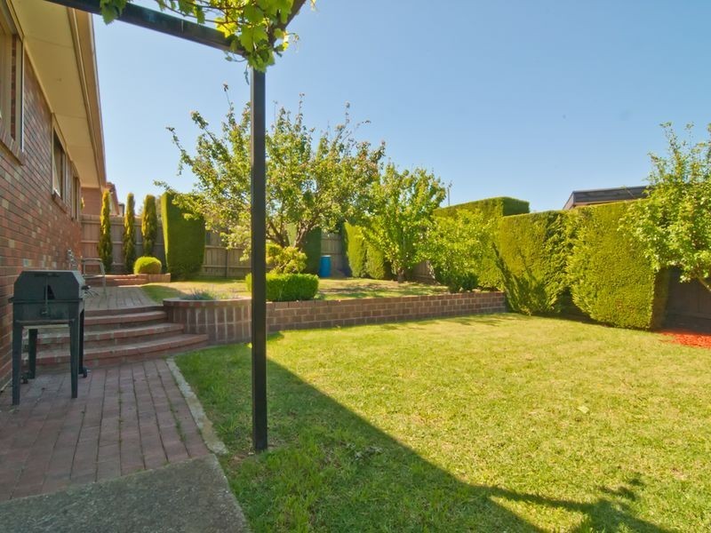 14 Rossiter Avenue, Endeavour Hills VIC 3802