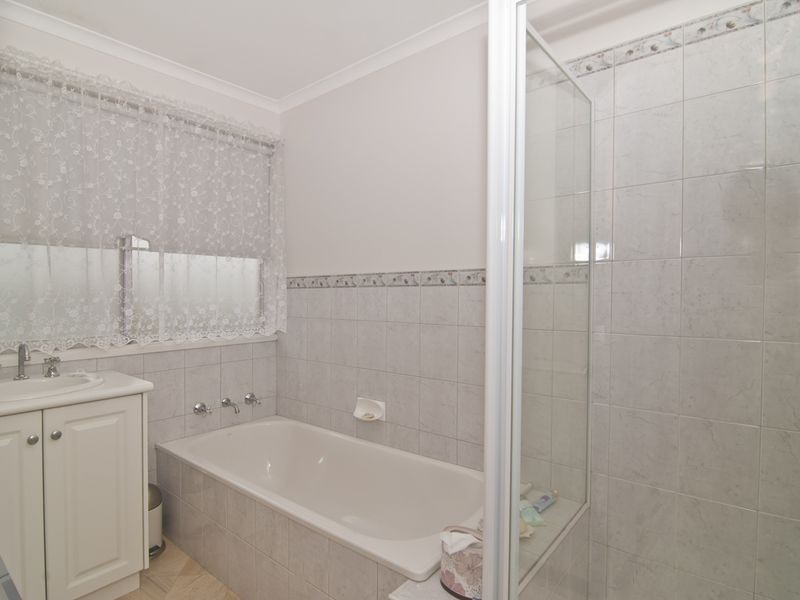 2 Rapanea Court, Endeavour Hills VIC 3802