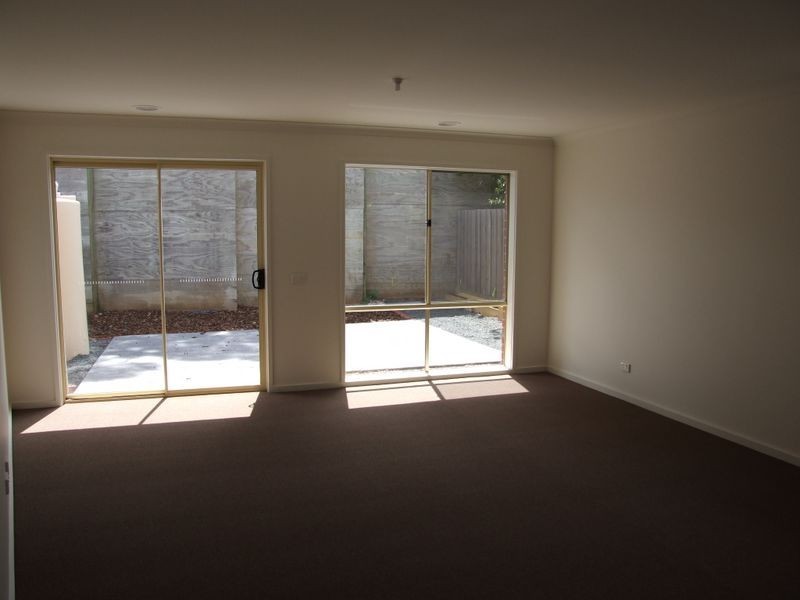 2/90 Rebecca Street, Doveton VIC 3177