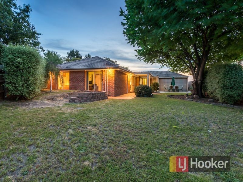 6 Dundee Court, Endeavour Hills VIC 3802