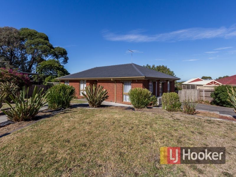 24 Ravenhill Crescent, Endeavour Hills VIC 3802