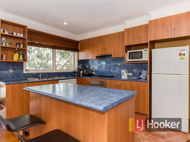 24 Ravenhill Crescent, Endeavour Hills VIC 3802
