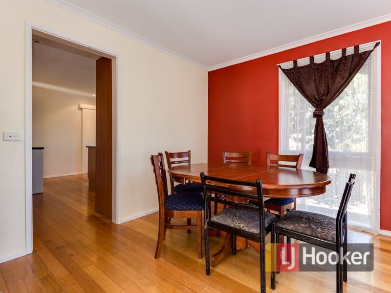 24 Ravenhill Crescent, Endeavour Hills VIC 3802