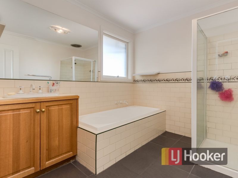 24 Ravenhill Crescent, Endeavour Hills VIC 3802